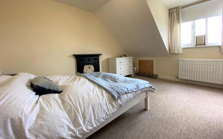 A well proportioned two double bedroom property in a great location. - Photo 3