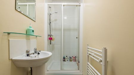 Burchett Place, Leeds - Photo 3