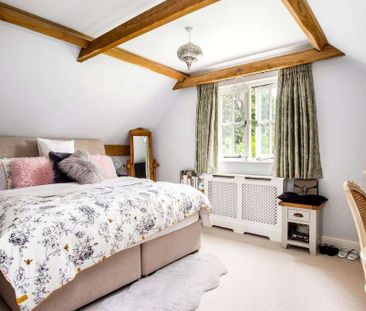 A beautifully presented coach house boasting character throughout. - Photo 6