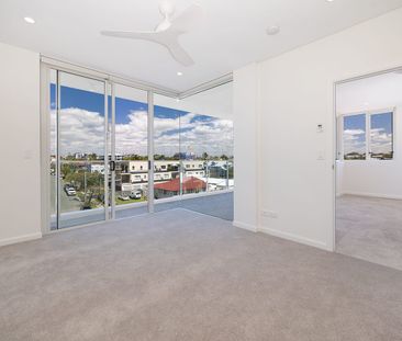Brand-New Waterfront Living in Margate - Photo 3