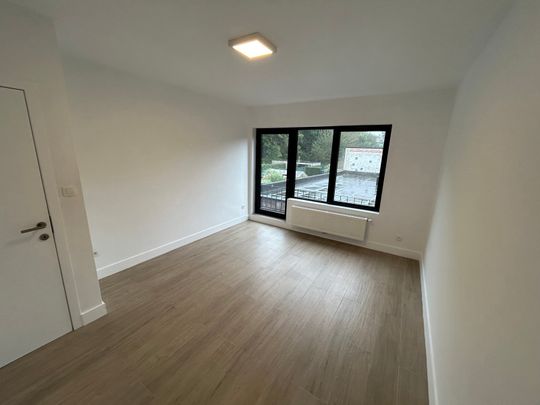 Mooi opgefrist appartement met ruime kamers - Photo 1