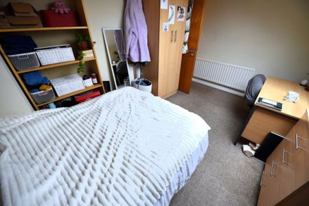 5 bedroom House in Brudenell Road, Leeds - Photo 3