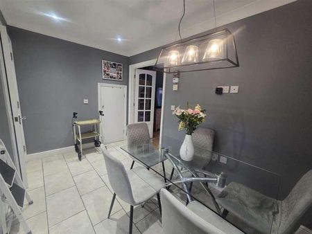 Pembroke Mews, GU14 - Photo 4