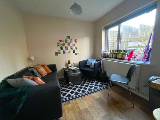 4 bedroom semi-detached house to rent - Photo 1