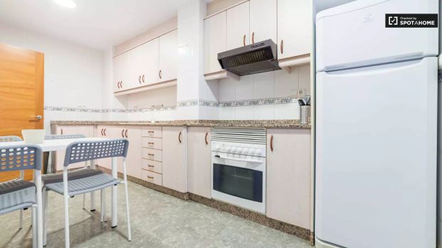 Room in a shared 5-bedroom apartment for rent in Russafa, suited for professionals and students. - Photo 1