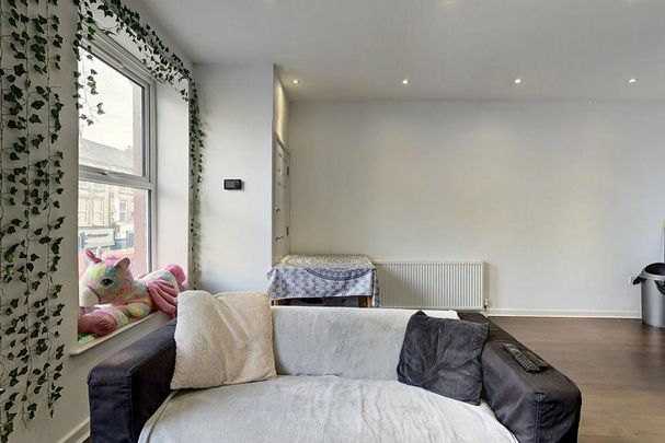 4 bedroom flat to rent - Photo 1