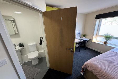 1 bedroom in a flat share to rent - Photo 2