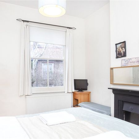 **RENT INCLUDES WATER BILL** A superb 1 bedroom upper floor furnished apartment within a short stroll into the city centre. - Photo 3