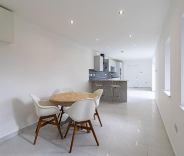 4 bedroom detached house to rent - Photo 2