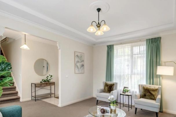 Beautifully presented, private, low maintenance townhouse - Photo 1