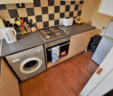 2 bedroom House in Harold Place, Leeds - Photo 1