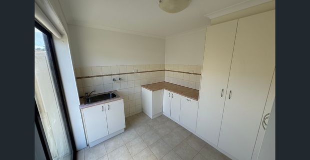 SPACIOUS 5 BEDROOM HOME WITH POOL, SPA & MULTIPLE LIVING AREAS! - Photo 1