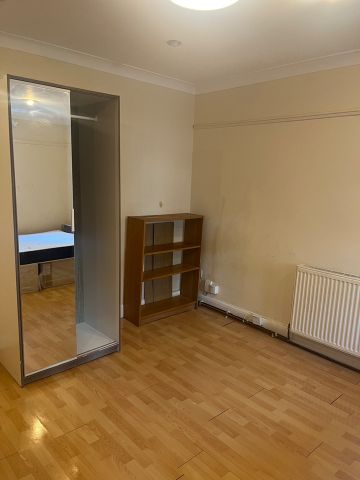 4 Bed Semi-Detached House, Barforth Road, SE15 - Photo 4