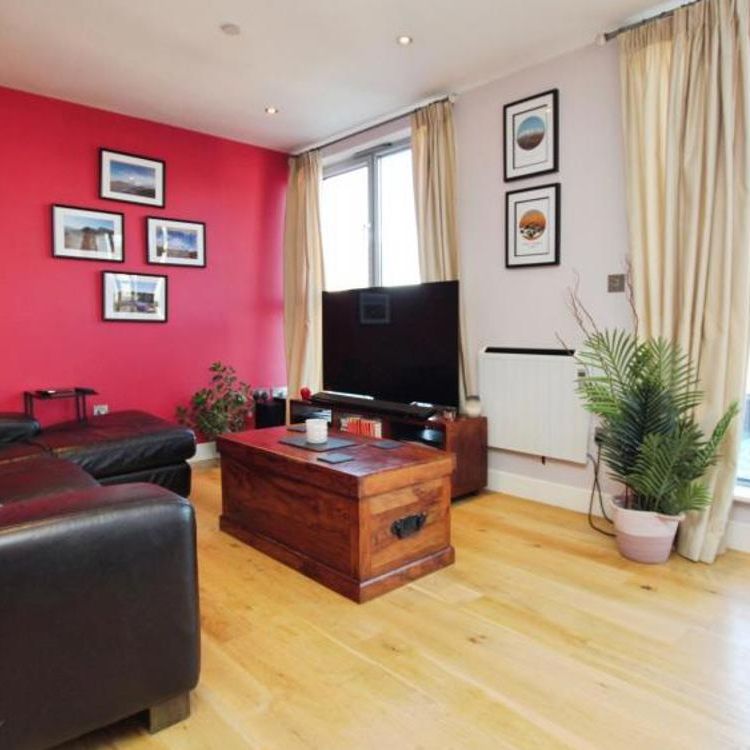 A penthouse apartment with roof terrace, two bathrooms and great living space in the city centre. - Photo 1