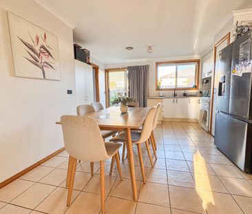 Refreshed Two-Bedroom Unit Just a Short Walk from Pakenham Main Street - Photo 3