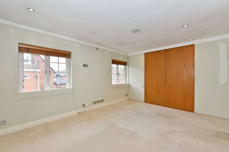 A wonderful upper floor apartment in the heart of town, with view's over the River Thames. - Photo 4