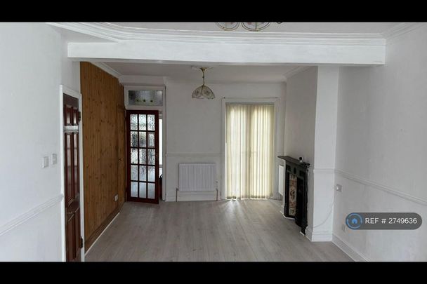 3 bedroom end of terrace house to rent - Photo 1