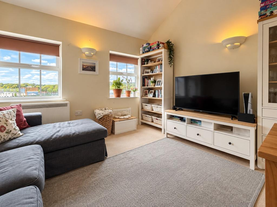2 bedroom flat to rent - Photo 1