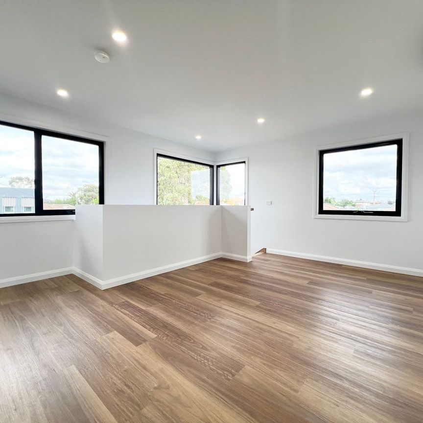 Stunning Family Home In Located In The Heart Of Gladstone Park!! - Photo 1