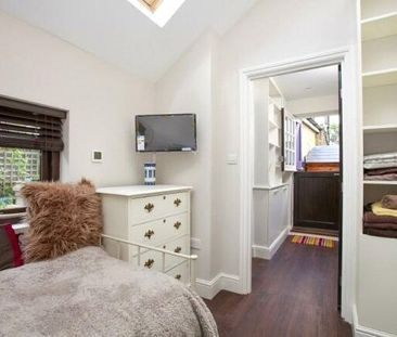 Sunbury Avenue, London, SW14 - Photo 1