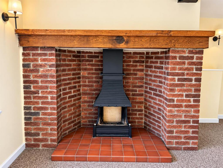4 bedroom semi-detached house to rent - Photo 2