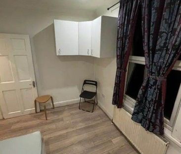 Room in a Shared Flat, Colchester Road, E10 - Photo 1
