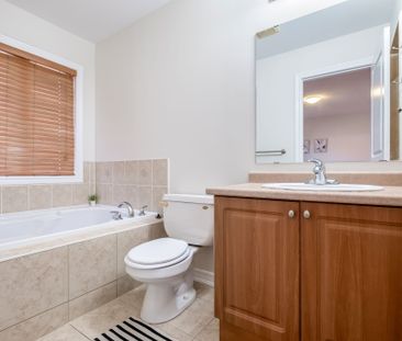 For Lease - 8 Stookes Crescent, Richmond Hill, Ontario - Photo 2