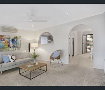 BEAUTIFUL THREE BEDROOM TOWNHOUSE - Photo 4