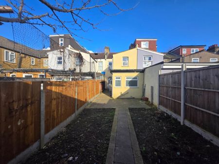 Guide Price £2,500 pcm - Available Now - Part Furnished - Photo 2