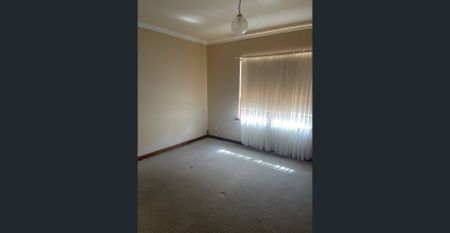 Large family home on enormous allotment of 5,300m2 - Photo 5