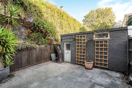 One bedroom flat within a period conversion with private garden. - Photo 4