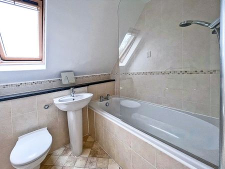 Douglas Court, Fleet Road, Fleet, Hampshire, GU51 - Photo 5
