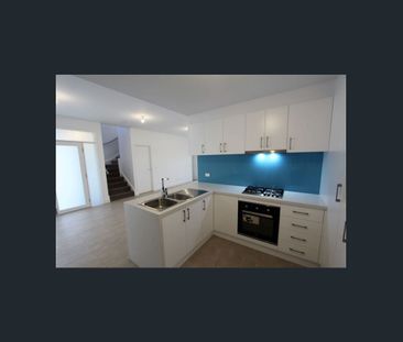 Modern 2-Bedroom Townhouse in Prime Location – Low Maintenance Living! - Photo 2