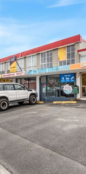 Renovated 2 Bedroom Apartment - Photo 2