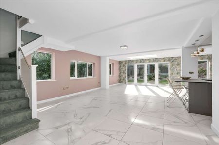 A spacious and modern detached property with a large gated driveway and private garden. - Photo 4