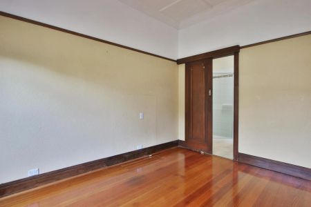 LOCATION & BIG ON SIZE! - Photo 3