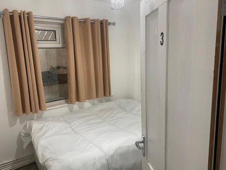 4 bedroom flat share to rent - Photo 4