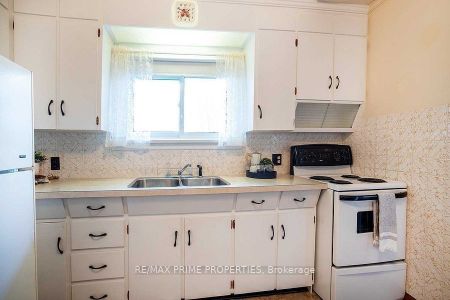 For Lease - 97 Elizabeth Crescent, Whitby, Ontario - Photo 3