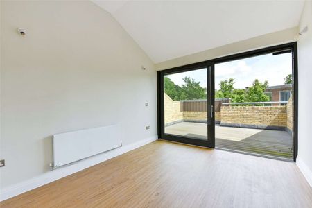 A modern three storey town house with wonderful roof terrace in the heart of Windsor Town. - Photo 2