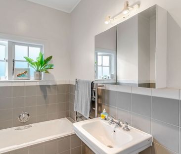 Modern Character - Photo 3