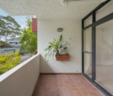 Oversized one-bedder with study or home office - Photo 5