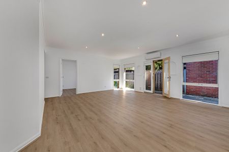 Oversized 3 bedroom home - gardening maintenance included - Photo 3