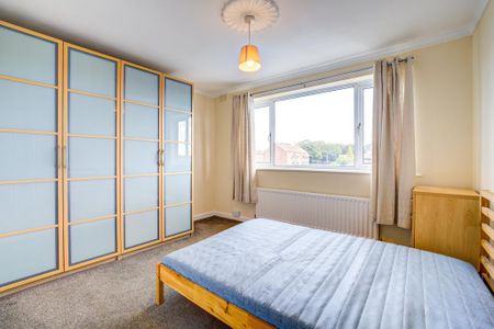 3 bedroom flat to rent - Photo 2
