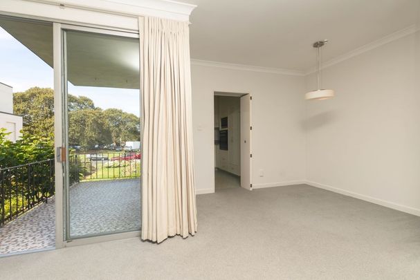 Charming Apartment - Photo 1