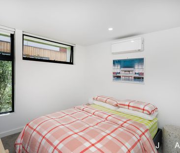 Contemporary Living with Courtyard & Balcony - Photo 6