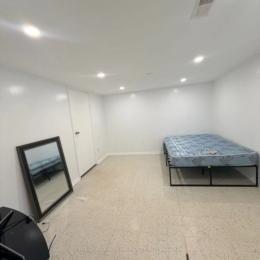 9 Keewatin Street S - Photo 1