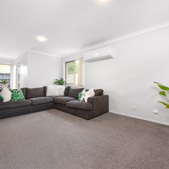 Great Size, Great Location 3 Bedrooms Townhouse with Mansfield State High and Wishart Primary School catchments - Photo 1