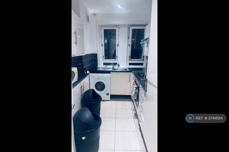 3 bedroom flat to rent - Photo 5