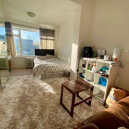 1 bedroom in a house share to rent - Photo 3