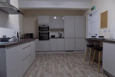 1 bedroom in a house share to rent - Photo 2